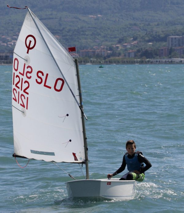 optimist sailboat rigging